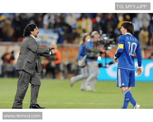 足球传奇巅峰合影:百位球星同框展现足坛辉煌瞬间